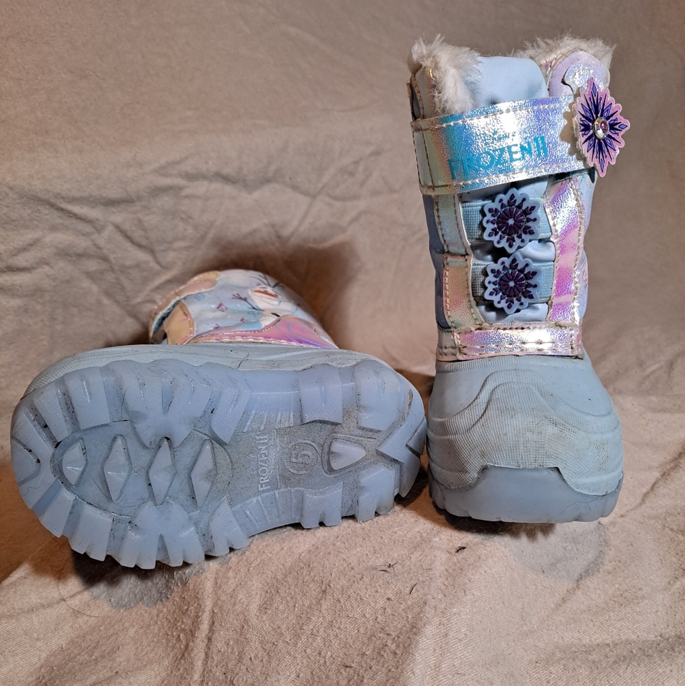 Disney Frozen II Girls Snow Boots,  Light-up soles, Blue, Size 5.